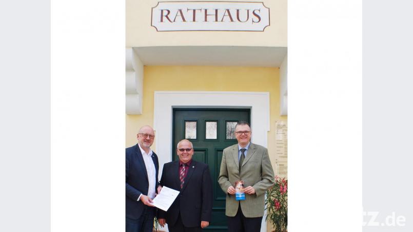Euregio-Egrensis-Geschäftsführer Harald Ehm (links) und der stellvertretende Geschäftsführer Alexander Dietz (rechts) übergaben an Bürgermeister Klaus Meyer den Förderbescheid für die Durchführung der Radwallfahrt durch die Fraisch von Neualbenreuth nach Cheb (Eger). Bild: enz