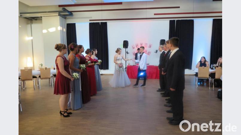 Mit einer Polonaise eröffnen die jungen Paare im Foyer den Abschlussball der Mittelschule. Bild: jzk