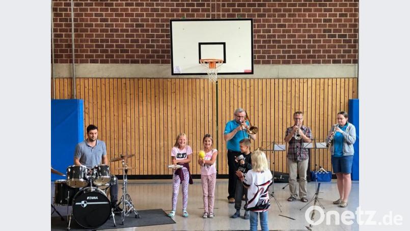 Instrumentenkunde der praktischen Art erleben die Grundschüler beim Aktionstag. Bild: myd
