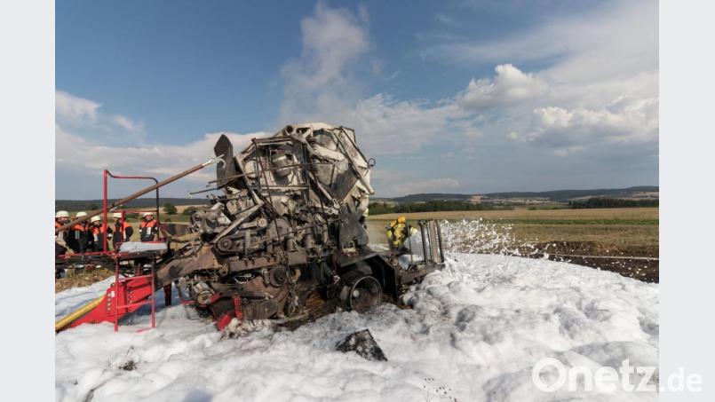 Auf einem Feld bei Wendern fing eine Rundballenpresse Feuer. Die Feuerwehr musste mit Schaum löschen. Bild: dtr