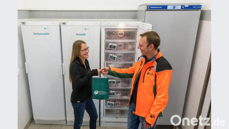 Feines Wildbret vom Forst: Wolfgang Kneidl vom Forstbetrieb Fichtelberg (rechts) verkauft einen küchenfertig vorbereiteten Rehbraten Bild: exb