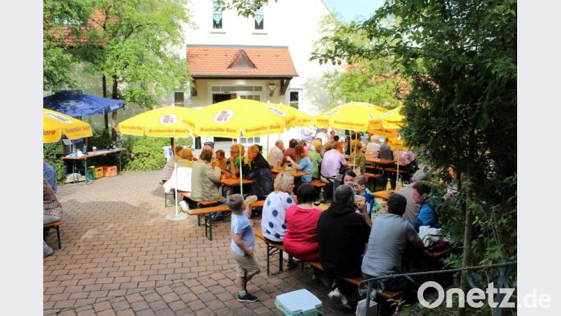 Gemütliches Beisammensein vor dem Theuerner Pfarrheim. Bild: wec