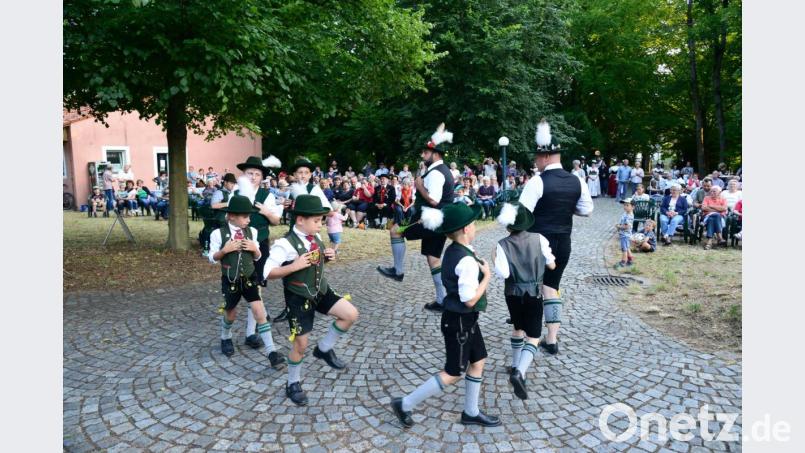 Jung und "Alt" legen einen zünftigen "Plattler" aufs Granitpflaster. Bild: bey