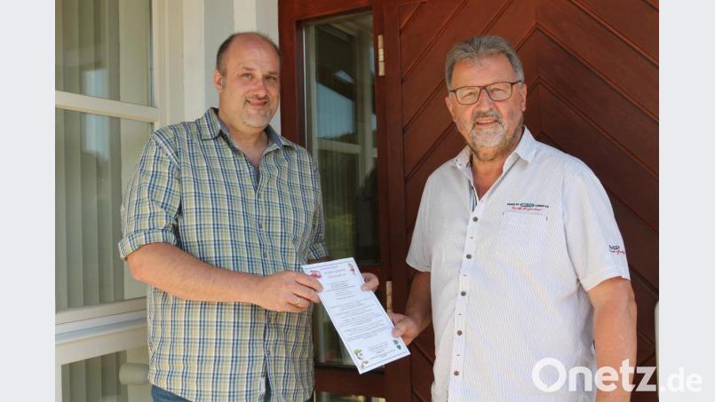 "In einer Woche kann's losgehen", freuen sich Bürgermeister Johann Maurer (rechts) und Mario Schaller schon auf das Ferienprogramm 2019. Bild: pi