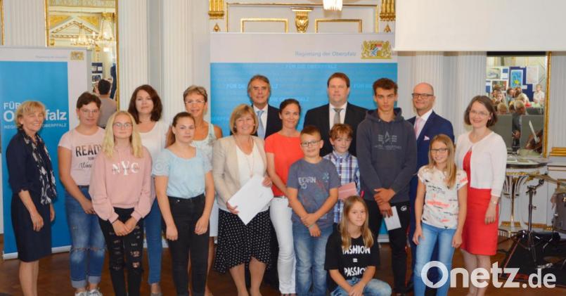 Schüler aus Amberg, Neustadt, Weiden, Tirschenreuth, Erbendorf, Ebnath-Neusorg und Schwandorf wurden für ihre kreativen Forderungen an die Politik beim 66. Europäischen Wettbewerb &quot;YOUrope- Es geht um dich!&quot; ausgezeichnet. Im Bild die Preisträger aus dem Landkreis Tirschenreuth. Bild: Regierung der Oberpfalz/Stühlinger