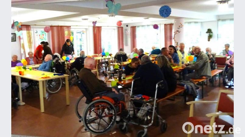 Mehrere Spielstationen vereinen sich im Foyer, nachdem ein kurzfristiger Umzug von draußen nach drinnen nötig war. Bild: fjo