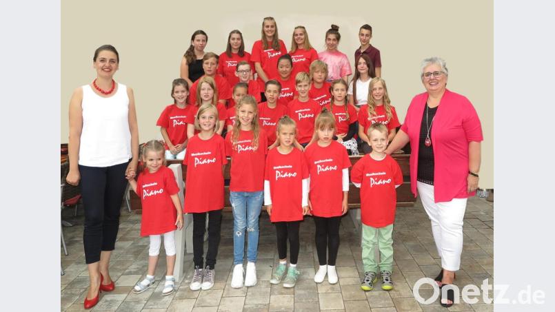 Ein wahrer Ohrenschmaus ist das musikalische Sommerfest von Diplom-Klavierlehrerin Alexandra Raß (rechts) und ihrer Tochter Marianna Langner (links) mit ihrer Musikschule. Bild: jzk