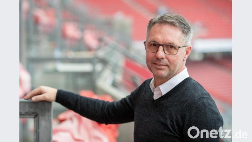 Der neue Trainer des 1. FC Nürnberg, Damir Canadi, im Max-Morlock-Stadion. Canadi wurde offiziell vom Verein vorgestellt. Er bewertet die jüngste Beliebtheit in der Bundesliga von Fußball-Trainern aus seinem Heimatland Österreich als Mode-Erscheinung. Foto: Daniel Karmann/dpa Bild: agentur_dpa