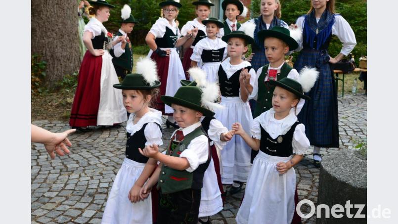 Der Nachwuchs der Trachtler tanzt schon begeistert mit, die ganz jungen Paare führen sich bei den Tänzen sicher an der Hand. Bild: bey