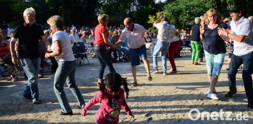 Der Sand vor der Bühne wurde extra für die tanzwütigen Konzertbesucher planiert. Bild: Kunz