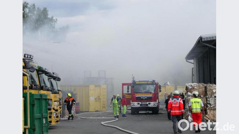 Der Brand im Gewerbegebiet Neuhaus fordert vor allem die Atemschutzträger aus der gesamten Region. Bild: ils