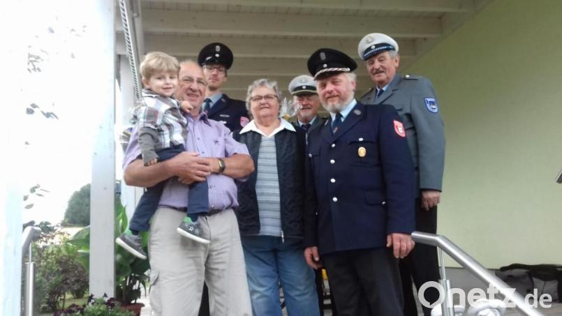 Heinrich Ring mit Enkel Fabian auf dem Arm feiert 75. Geburtstag. Dazu gratulieren seine Frau Franziska, die Vertreter der Feuerwehr und des Soldaten- und Kriegervereins Etzgersrieth. Bild: gi