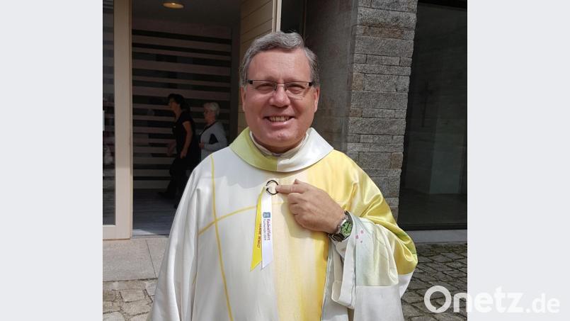 Direktor Manfred Strigl ist glücklicher Empfänger des ersten Radlerwallfahrtsbandes. Bild: bkr