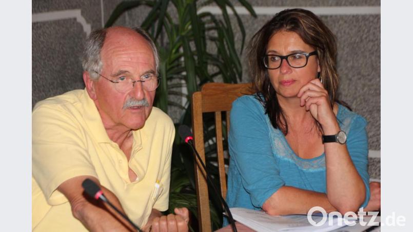 Die beiden Projektleiter Katrin Roider und Edgar Zwerenz erklärten dem Stadtrat das neuartige Nutzungskonzept und die baulich bedingten Maßnahmen zur Sanierung des Ackerbürgerhauses. Bild: kro