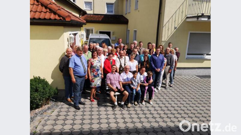 Das Geburtstagskind Josef Hummer (vorne, Zweiter von links) feiert mit seinen mit seinen Gästen und Familie um Enkelsohn Stefan, Lebensgefährtin Elfriede und deren Enkel Raphael und Hannah sowie Sohn Rogar, Tochter Dagmar, Schwiegertochter Rita, Sohn Thomas und Enkelin Judith. Bild: ela