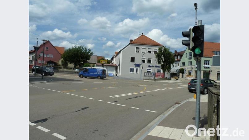 Sicherheit geht vor. Auch wenn am neuralgischen Kreuzungspunkt der Staatsstraße mit den Einfahrten in die Nunzenrieder Straße, Bahnhofsstraße und Bezirksamtstraße nicht viel los ist, heißt es warten, bis die Ampel grünes Licht gibt. Im Stadtrat wurde eine Änderung der Betriebszeit diskutiert. Bild: Portner