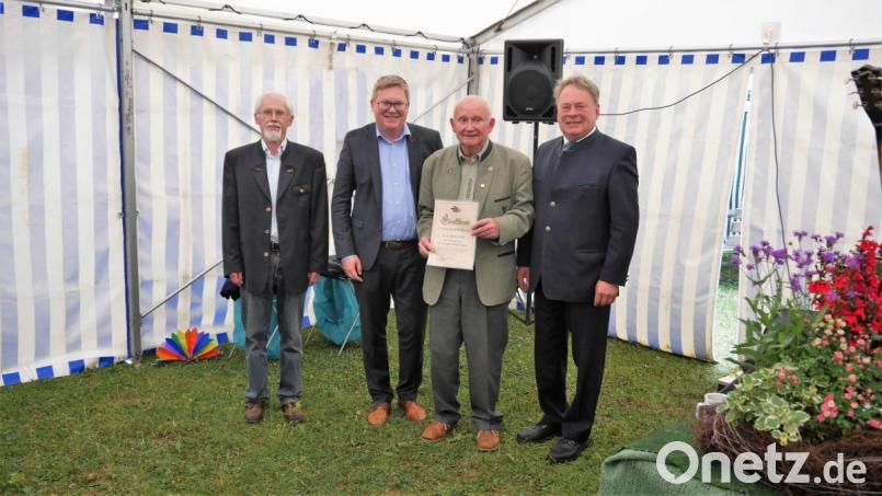 60-jährige Mitgliedschaft. 
Von links: Rudolf Maier, Michael Cerny, Ehrenvorsitzender Manfred Witt und Helmut Brunner. Bild: Bayerischer Waldverein/Gaigl/exb
