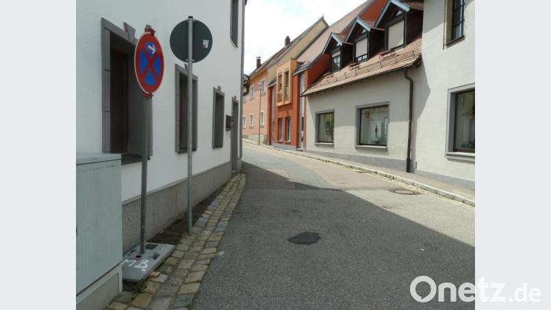 Nicht mehr da: Die zwei Parkplätze am unteren Ende der Karfreitaggasse (links, gegenüber Foto Kraus) wurden dauerhaft gestrichen. Der Grund dafür ist die zu enge Rettungsdienst-Einfahrt. Bild: Portner