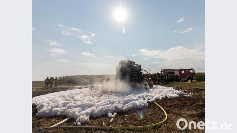 Auf einem Feld bei Wendern fing eine Rundballenpresse Feuer. Die Feuerwehr musste mit Schaum löschen. Bild: dtr