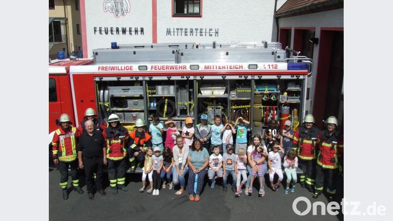 Die Besuchergruppe des Kindergartens Hedwigsheim und einige Aktive vor einem Einsatzfahrzeug der Feuerwehr Mitterteich. Bild: exb
