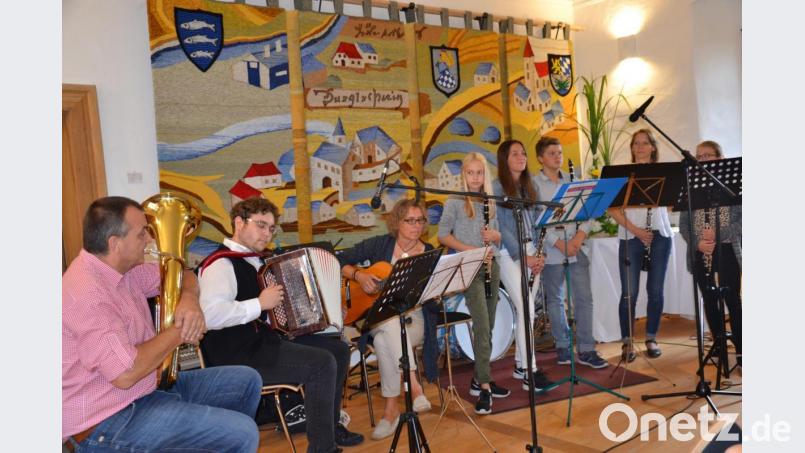 Stücke von Herbert Pixner bringen Wolfgang Ziegler, Maximilian Stefinger und Sieglinde Ziegler zu Gehör. Auch die Klarinetten-Gruppe spielt einige Stücke. Bild: gi