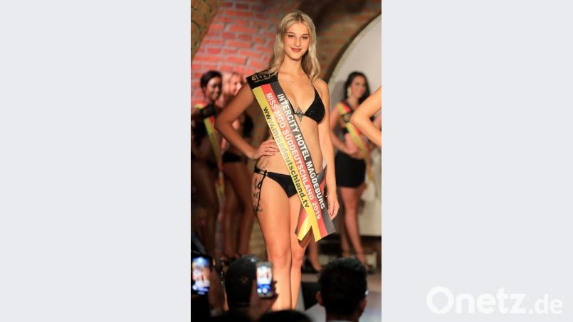 Im zweiten Durchgang zur Miss-Deutschland-Wahl präsentierten sich Aleksandra Singajewskaja aus Tirschenreuth und 13 weitere Mädchen im Bikini. Am Ende schaffte es die 21-Jährige auf den sechsten Platz. Bild: Peter Gercke/dpa