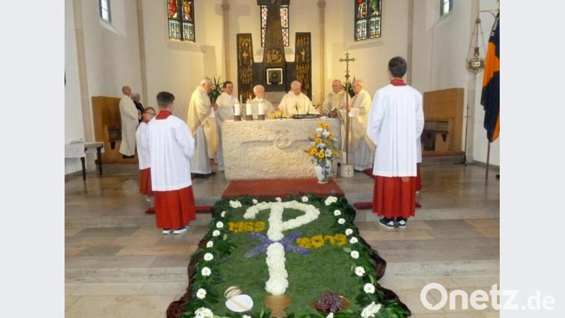 Pfarrer Hans Bayer (Vierter von links) feiert mit den Mitzelebranten den Festgottesdienst zu seinem Priesterjubiläum. Bild: lts
