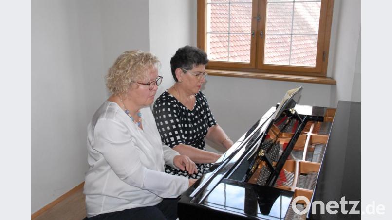 Pia Täschner und Jelena Lichtmann spielten vier-händig ein wunderschönes Stück von Antonio Diabelli. Bild: pop