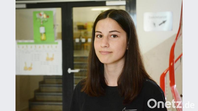 Bis zu fünf Stunden täglich: Deniz Murat (15) nutzt ihr Smartphone am meisten für Instagram. Bild: Gabi Schönberger
