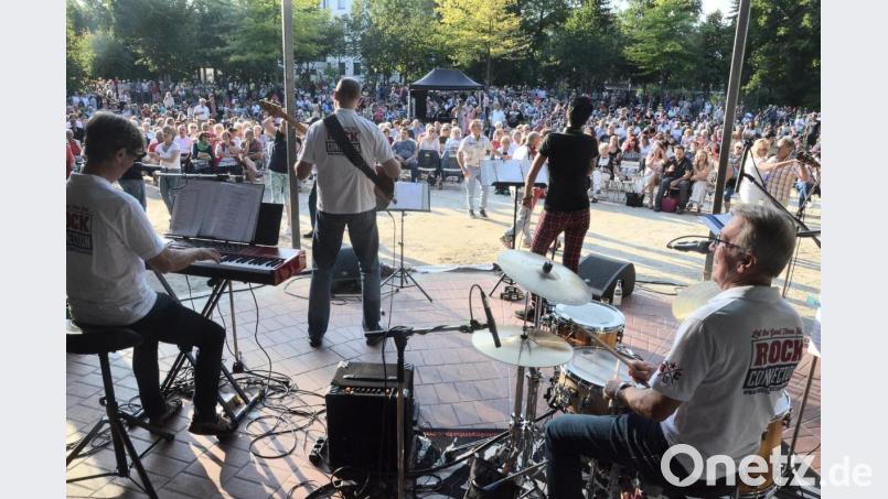 "It's only Rock 'n' Roll but we like it"; Die "Rock Connection" gibt im Max-Reger-Park alles. Bild: Kunz
