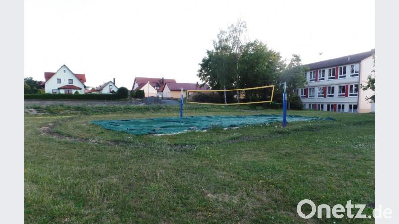 Zur Aufwertung des Kinderspielplatzes am Bürgerhaus (hinten, rechts) hat ein Spielplatzgeräte-Hersteller einen Auftrag über rund 30 000 Euro erhalten. Besonderer Anziehungspunkt in dem Generationenpark wird laut Bürgermeister Gerhard Löckler der Kletterwürfel sein. Bild: br