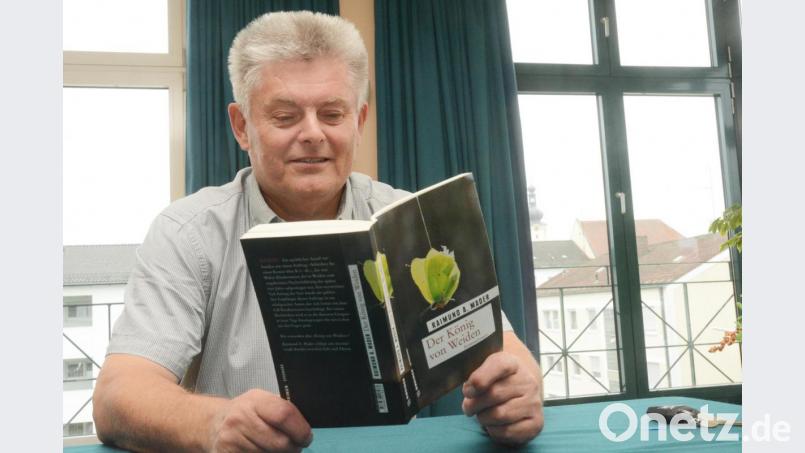 2016 hat Raimund A. Mader seinen vierten Roman &quot;Der König von Weiden&quot; veröffentlicht. Nun las er im Maria-Seltmann-Haus daraus vor. Bild: pmen