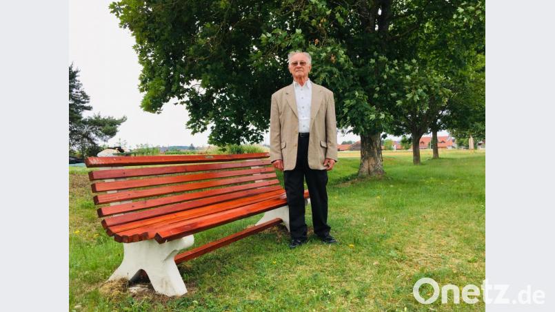 Der Vorsitzende des OGV Wölsendorf, Adolf Kristel, hofft darauf, dass sich die neu aufgestellten Ruhebänke rund um Wölsendorf schon bald großer Beliebtheit erfreuen. Bild: ga