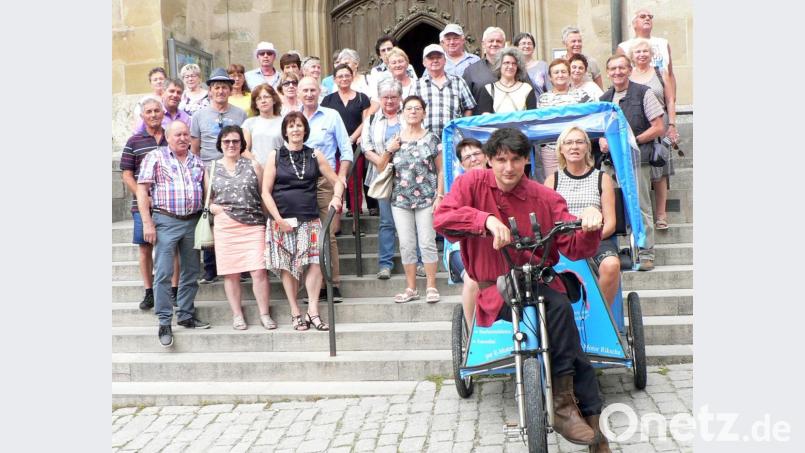 Rikschafahrer Georg begeistert die Gruppe bei der Stadtführung mit lockeren Anekdoten und Kuriosa aus dem Mittelalter. Unser Bild zeigt die Teilnehmer vor der Jakobskirche. Bild: lep