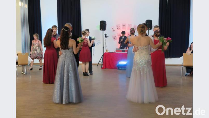 Beim ersten Tanz, einem langsamen Walzer, zeigen die Neuntklässler, was sie im Tanzkurs gelernt haben. Bild: jzk