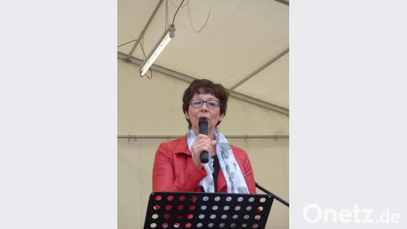 Heimleiterin Christine Tschauner erinnert in ihrer Rede die Entstehungsgeschichte des Alten- und Pflegeheims Sankt Josef. Sie freut sich über die zahlreichen Festgäste, die ihrer Einladung gefolgt waren. Bild: mng