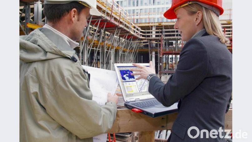 Notebooks sind auf vielen Baustellen unverzichtbar geworden zur schnellen Abstimmung von Plänen. Bild: obs/Vodafone D2 GmbH
