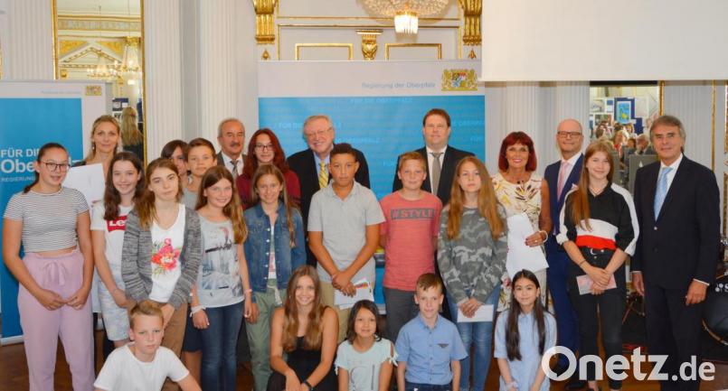 Schüler aus Amberg, Neustadt, Weiden, Tirschenreuth, Erbendorf, Ebnath-Neusorg und Schwandorf wurden für ihre kreativen Forderungen an die Politik beim 66. Europäischen Wettbewerb &quot;YOUrope- Es geht um dich!&quot; ausgezeichnet. Im Bild die Preisträger aus dem Landkreis Amberg-Sulzbach. Bild: Regierung der Oberpfalz/Stühlinger