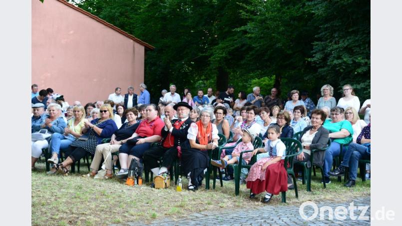 Die Plätze im Park der Stützelvilla waren bei der ersten Serenade bestens belegt. Bild: bey
