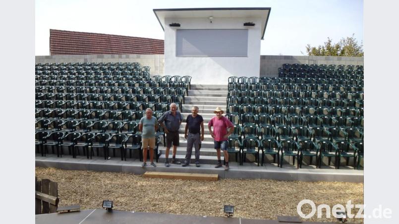 Auf die Besucher der 8. Hirschauer Stückl-Festspiele wartet ein neues Ambiente. Sie nehmen auf einer neuen, 414 Besucher fassenden Tribüne Platz. Der Festspielvereinsvorsitzende Altbürgermeister Hans Drexler (2.v.l.) und sein Team mit Erwin Zach (l.), Georg Kustner (2.v.r.), Bernhard Kustner (r.) und viele weitere fleißige Helfer haben mit dem Tribünenbau und dem der neuen Bühne eine gigantische Leistung vollbracht. Bild: u