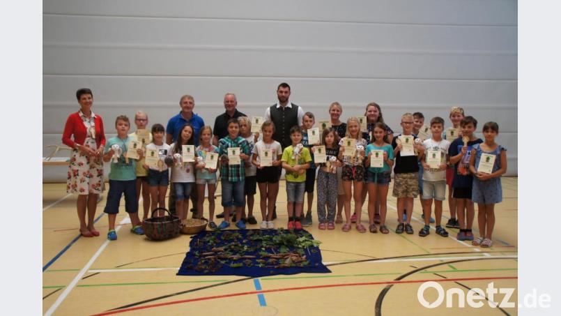 Die Klasse 3/4 b der Grundschule Bodenwöhr erreichte den ersten Platz bei den 50. Waldjugendspielen. Mit ihr freuten sich (von links) Rektorin Margit Schmidbauer, Bildungsbeauftragter Fritz Reichert, Forstdirektor Alwin Kleber und Forstpate Tobias Engl. Bild: sir