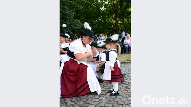 Beim "Howansog", frei übersetzt "Hafersack" muss bei den Jüngsten schon manchmal die Mama tänzerische Hilfeleistung geben, schließlich war die jüngste Tänzerin erst drei Jahre alt. Bild: bey