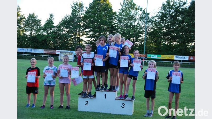 Das Siegertreppchen bei der U 12 erklommen die "Frechen Früchtchen" aus Amberg. Bild: wro