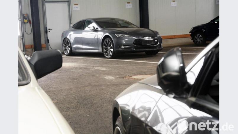 Das „Corpus delicti“: Mit diesem Tesla „Model S“ soll ein 54-Jähriger 2017 auf einen Polizisten zugefahren sein. Seit über eineinhalb Jahren steht die E-Limousine – angesteckt an eine Steckdose – in einer Fahrzeughalle der Polizei. Bild: ca