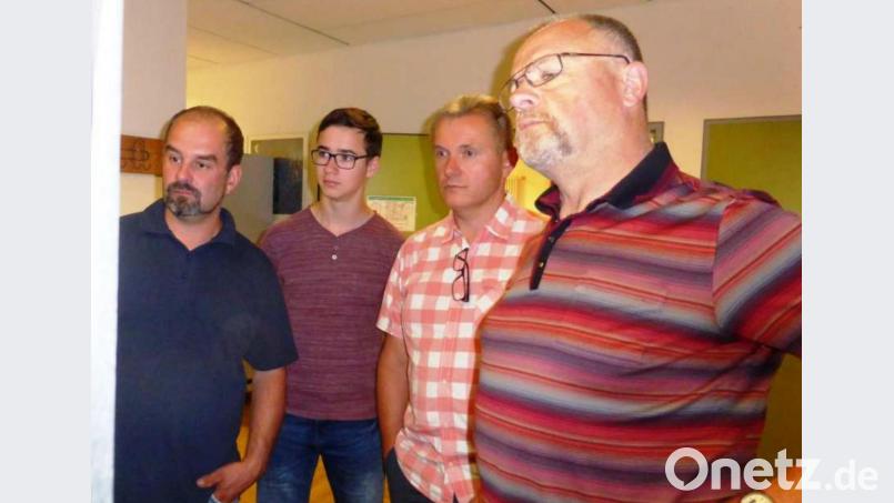 Die Dorfbewohner brachten sich beim Seminar in die Dorferneuerung mit ein. So wurden bei Gruppenarbeiten bestimmte Maßnahmen entwickelt. Mit auf dem Bild Stadtrat Franz Schraml (rechts). Bild: Jochen Neumann