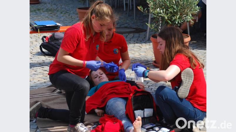 Jugendliche des BRK bereiten sich für den Landeswettbewerb vor. Bild: C. Geier/exb