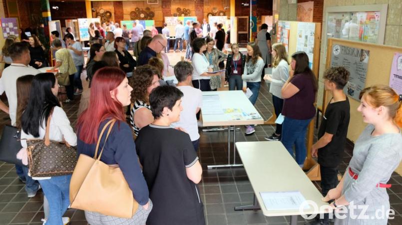 Groß ist das Interesse seitens der Eltern künftiger Schulabgänger an unterschiedlichen Berufsangeboten. Unternehmen werben um Azubis und Schüler haben derzeit die komfortable Situation diverser Ausbildungsangebote. Bild: mab