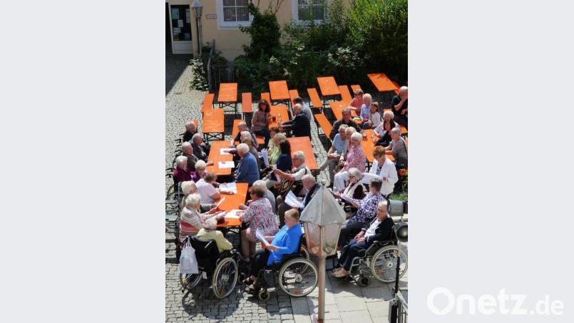 Die Senioren des Altenheimchors zeigen ihr gesangliches Können und tragen unter Leitung von Günther Hösl einige Lieder vor. Bild: mng