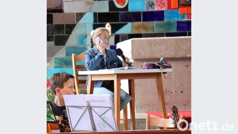 Die Kinder gestalten den Familiengottesdienst und stellen dabei die Nächstenliebe in den Mittelpunkt. Bild: myd