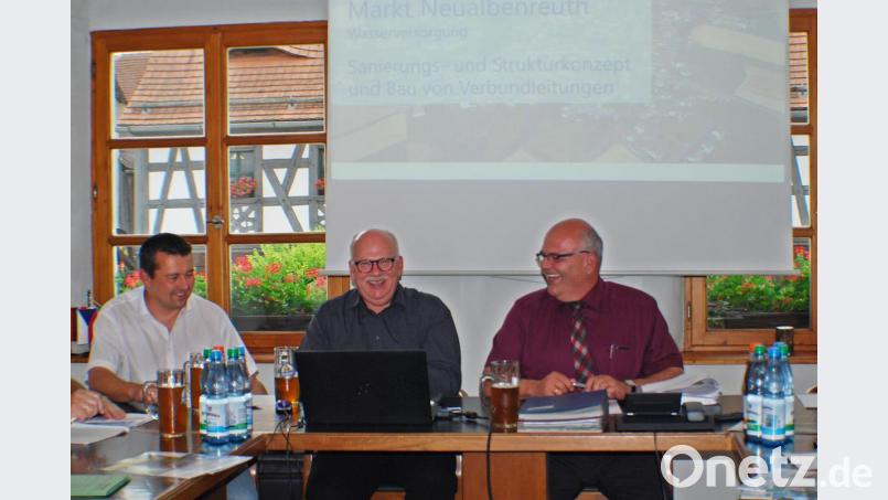 Bernhard Kaltenecker vom Ing.-Büro Zwick (Bildmitte) legte ein Sanierungs- und Strukturkonzept für die Wasserversorgung vor. Rechts Bürgermeister Klaus Meyer und links Zweiter Bürgermeister Christian Hebert. Bild: enz